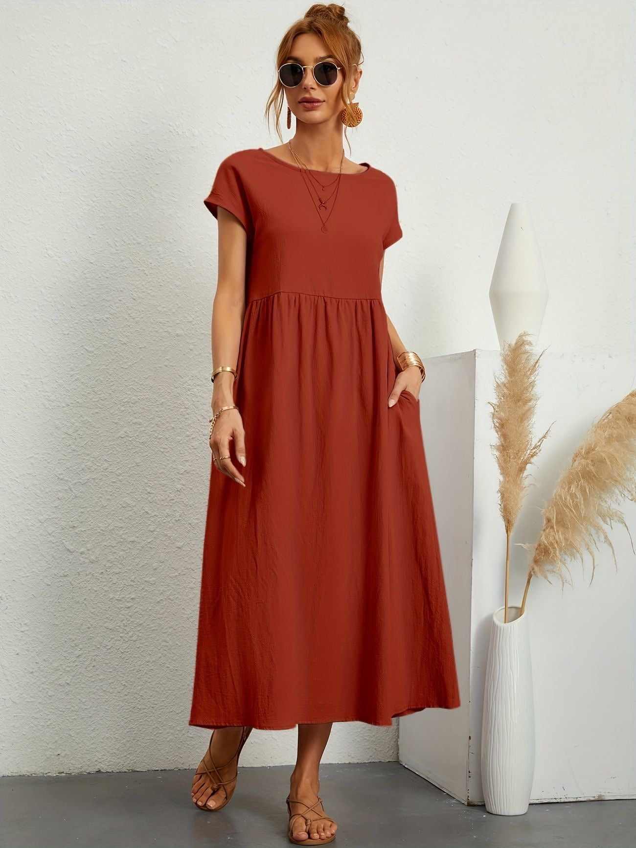 Damenkleid mit Rundhalsausschnitt