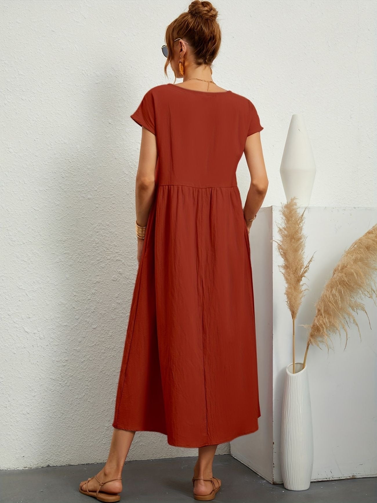 Damenkleid mit Rundhalsausschnitt