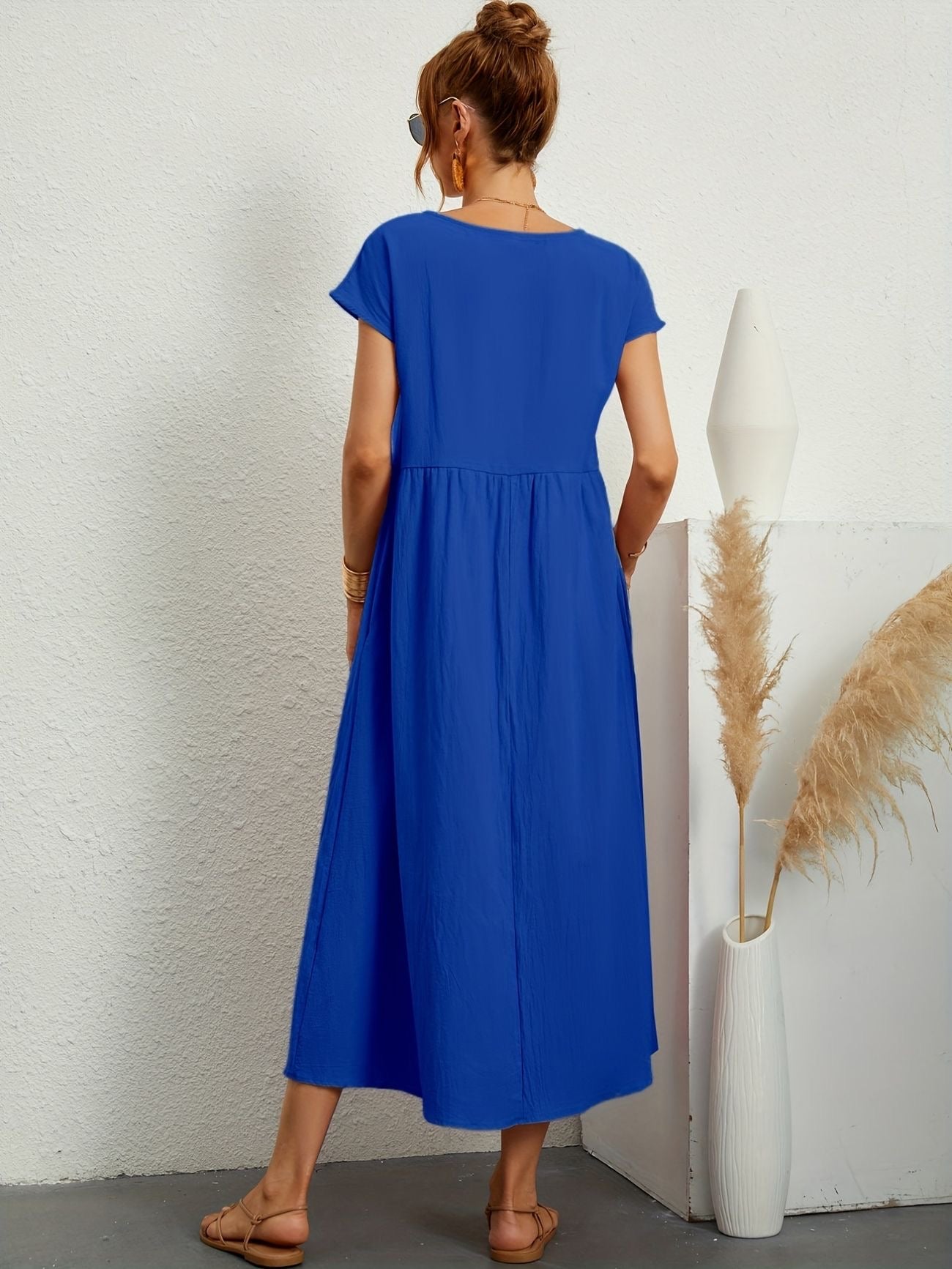 Damenkleid mit Rundhalsausschnitt