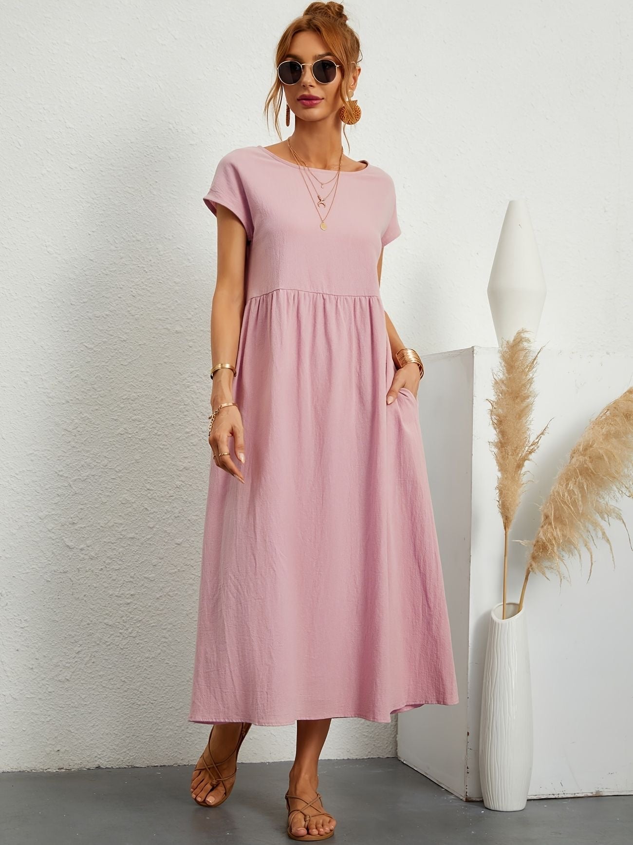 Damenkleid mit Rundhalsausschnitt