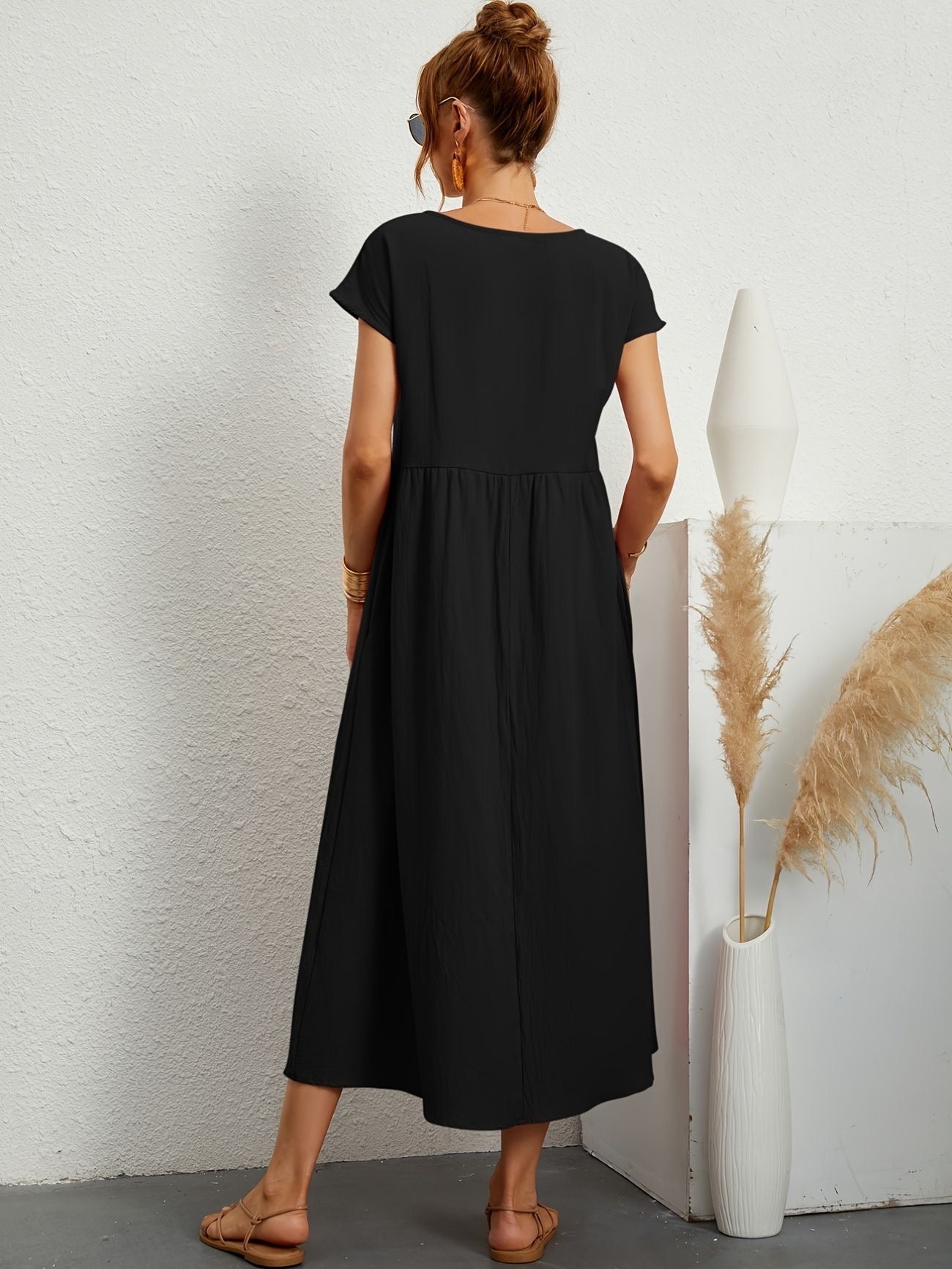 Damenkleid mit Rundhalsausschnitt
