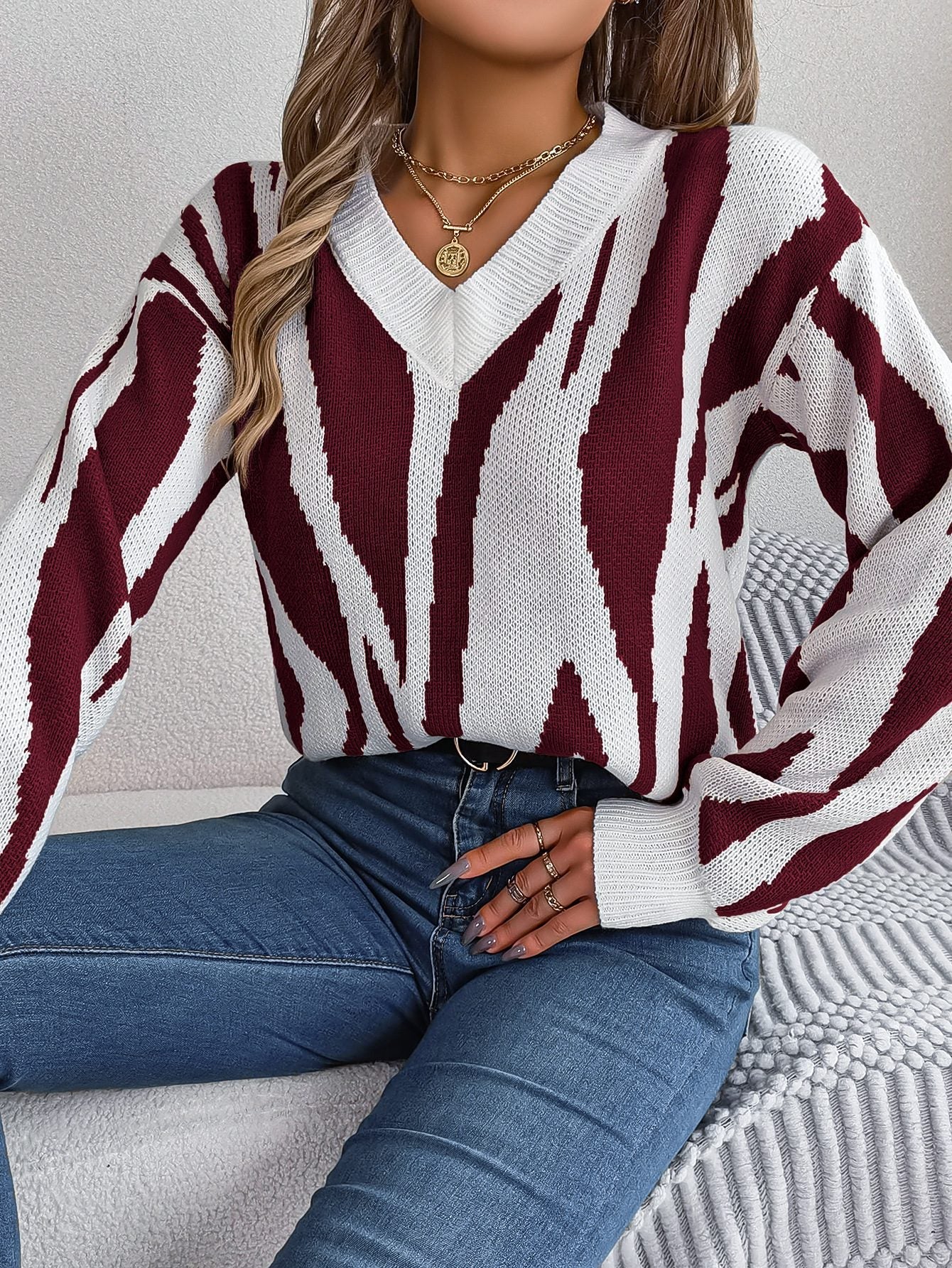 Stylischer Strickpullover | V-Ausschnitt | Modernes Muster