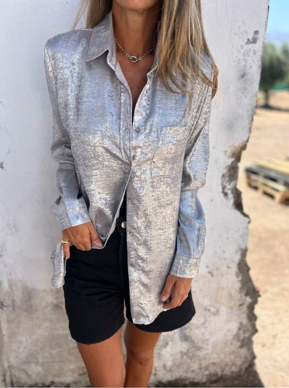 Bluse mit Glanz-Effekt | Brusttasche | Lässiger Hemdblusenstil