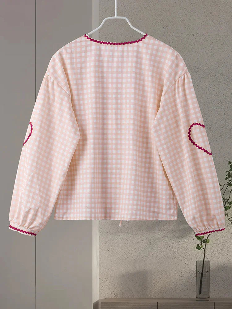Bluse mit V-Ausschnitt | Verspielte Details | Femininer Charme