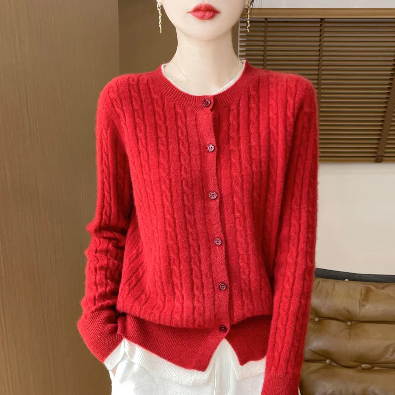 Strickjacke mit Zopfmuster | Klassischer Chic & Knopfverschluss