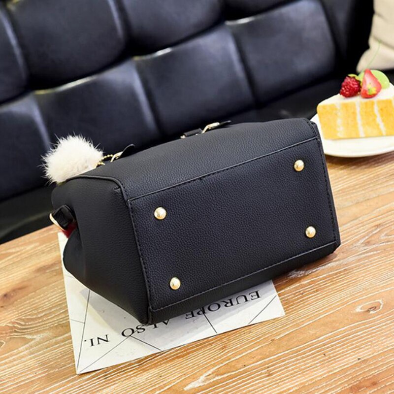 Elegante Damen-Lederhandtasche mit 3 modischen Plüschbällen