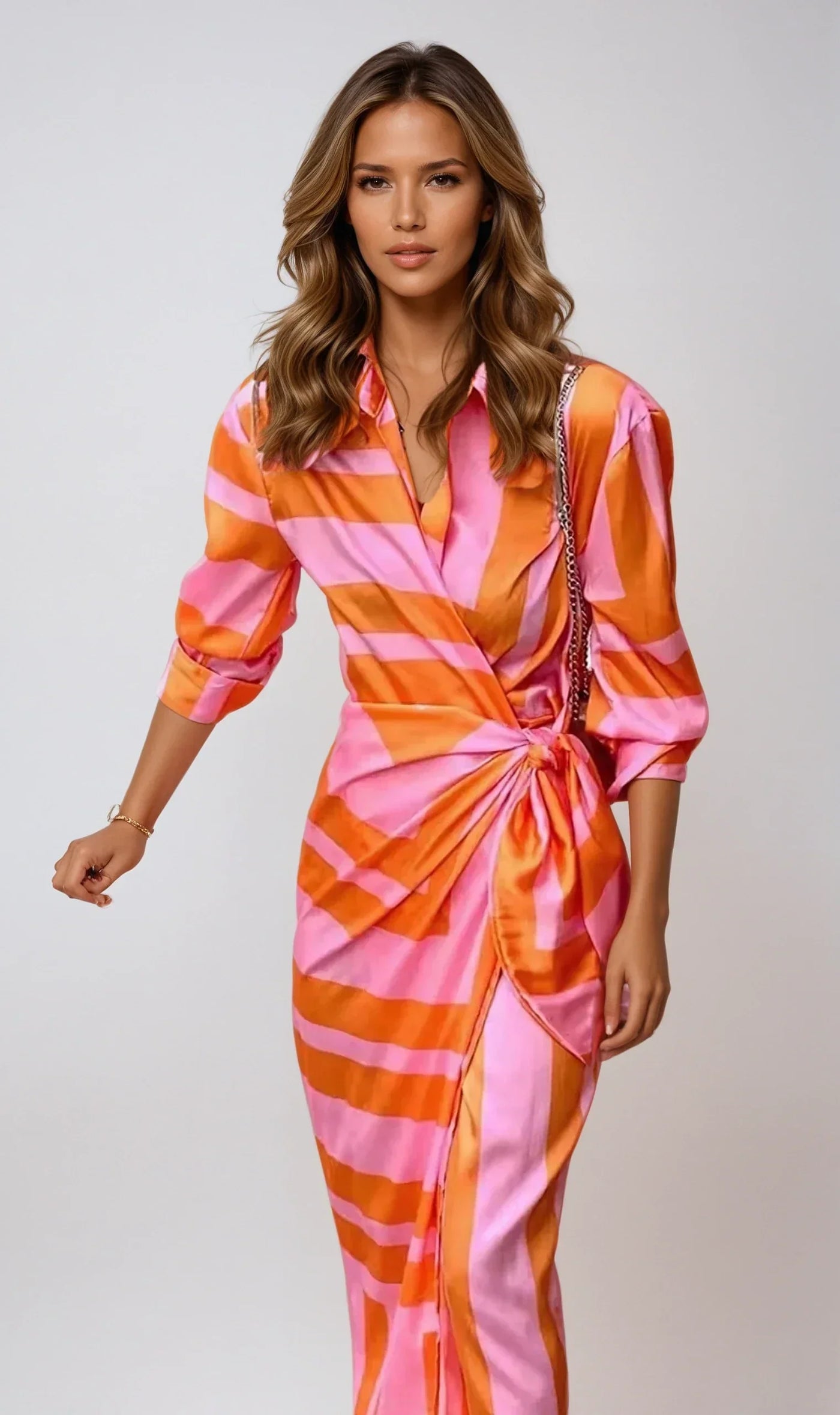 Arlina – Gestreiftes Wickelkleid mit femininer Passform und lebendigem Stil