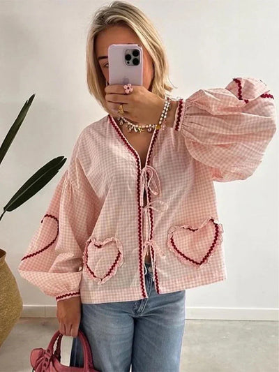 Bluse mit V-Ausschnitt | Verspielte Details | Femininer Charme