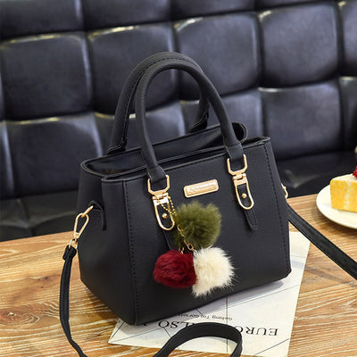 Elegante Damen-Lederhandtasche mit 3 modischen Plüschbällen