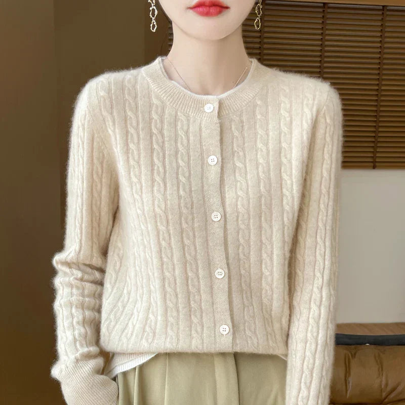 Strickjacke mit Zopfmuster | Klassischer Chic & Knopfverschluss