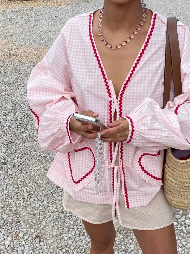 Bluse mit V-Ausschnitt | Verspielte Details | Femininer Charme