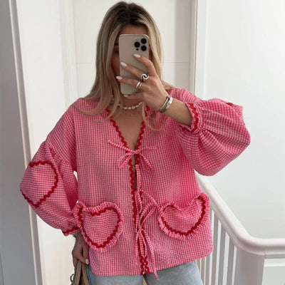 Bluse mit V-Ausschnitt | Verspielte Details | Femininer Charme