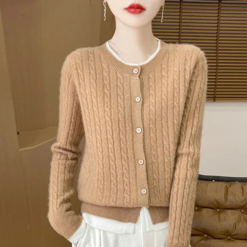 Strickjacke mit Zopfmuster | Klassischer Chic & Knopfverschluss