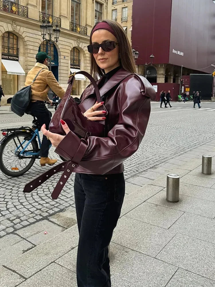 Stilvolle Rote Lederjacke Mit Verstellbarer Handgelenkspassung Für Damen | Für den Alltag
