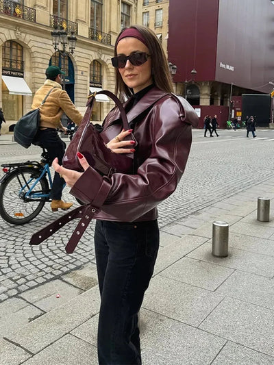 Stilvolle Rote Lederjacke Mit Verstellbarer Handgelenkspassung Für Damen | Für den Alltag