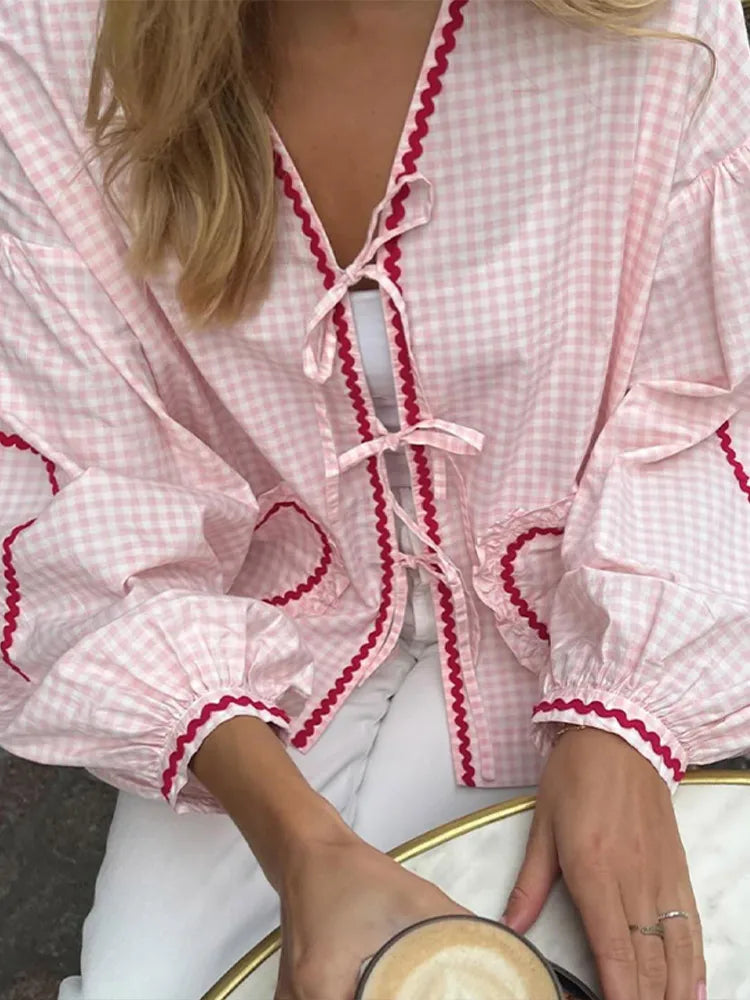 Bluse mit V-Ausschnitt | Verspielte Details | Femininer Charme