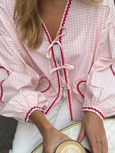 Bluse mit V-Ausschnitt | Verspielte Details | Femininer Charme