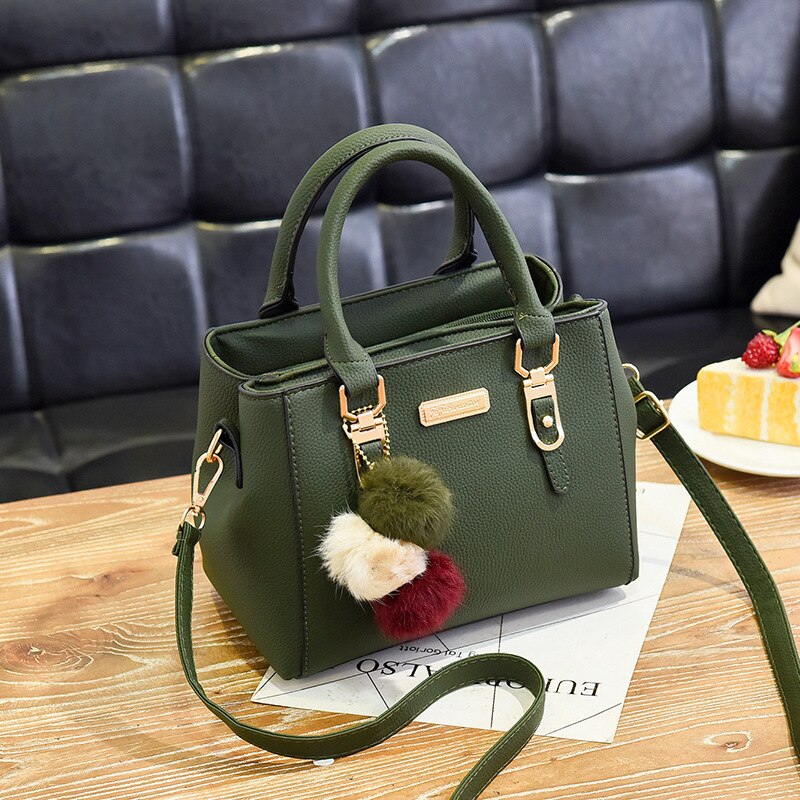 Elegante Damen-Lederhandtasche mit 3 modischen Plüschbällen