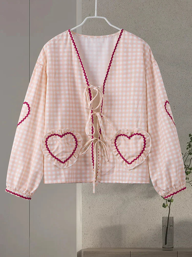 Bluse mit V-Ausschnitt | Verspielte Details | Femininer Charme
