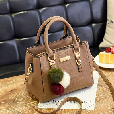 Elegante Damen-Lederhandtasche mit 3 modischen Plüschbällen