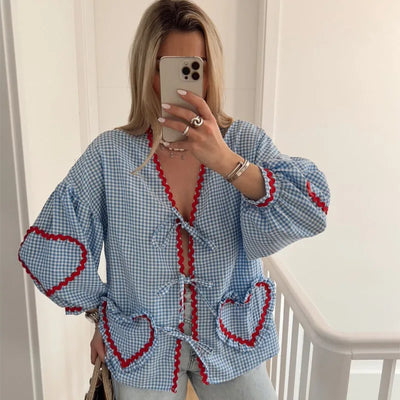 Bluse mit V-Ausschnitt | Verspielte Details | Femininer Charme