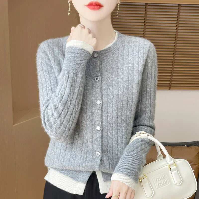 Strickjacke mit Zopfmuster | Klassischer Chic & Knopfverschluss