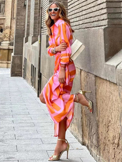 Arlina – Gestreiftes Wickelkleid mit femininer Passform und lebendigem Stil