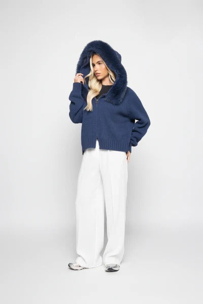 Strickjacke mit Kapuze & Kunstpelz | Kuscheliger Chic | Stilvoll gewärmt