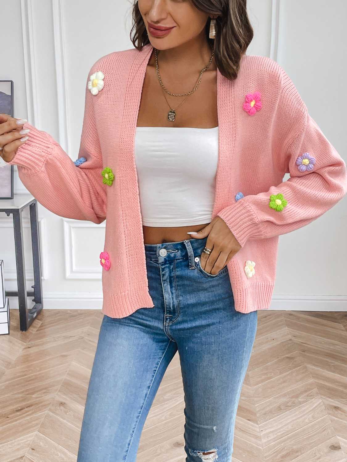 Strickjacke mit Blumen | Femininer Touch | Lässiger Chic