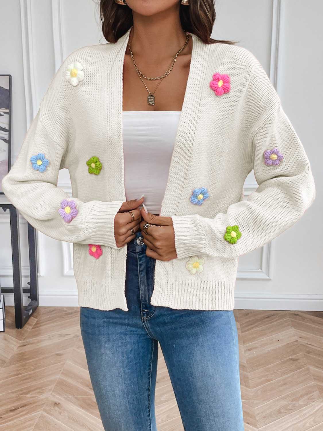 Strickjacke mit Blumen | Femininer Touch | Lässiger Chic