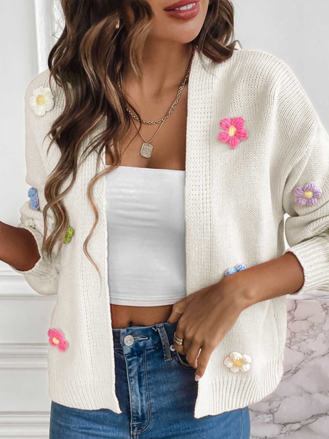 Strickjacke mit Blumen | Femininer Touch | Lässiger Chic