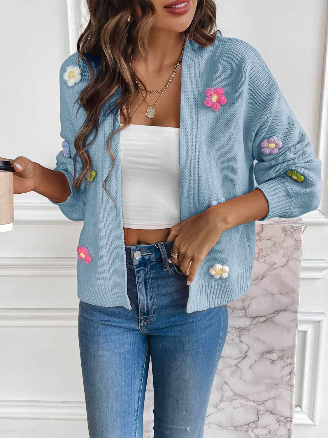 Strickjacke mit Blumen | Femininer Touch | Lässiger Chic