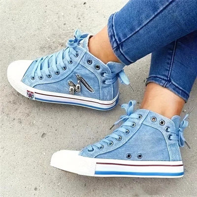 Stylische Herbst-Sneaker für Anna mit Totenkopf-Details und ultimativen Komfort