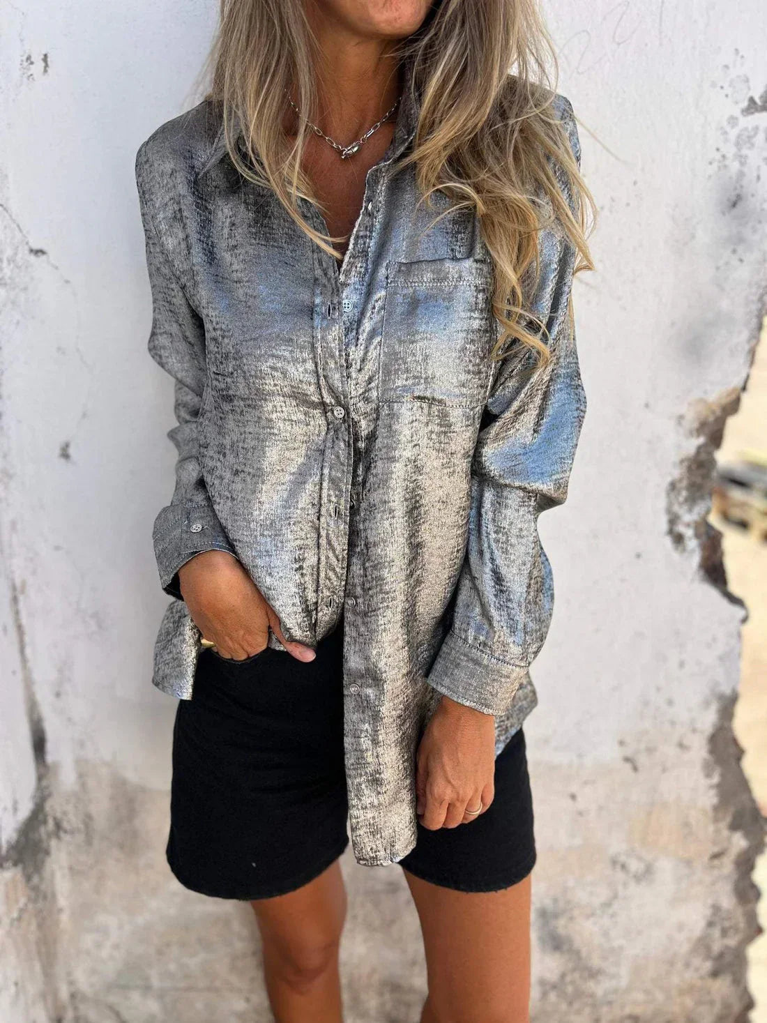 Bluse mit Glanz-Effekt | Brusttasche | Lässiger Hemdblusenstil