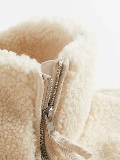Stylische und kuschelige Sherpa Jacke für kalte Tage