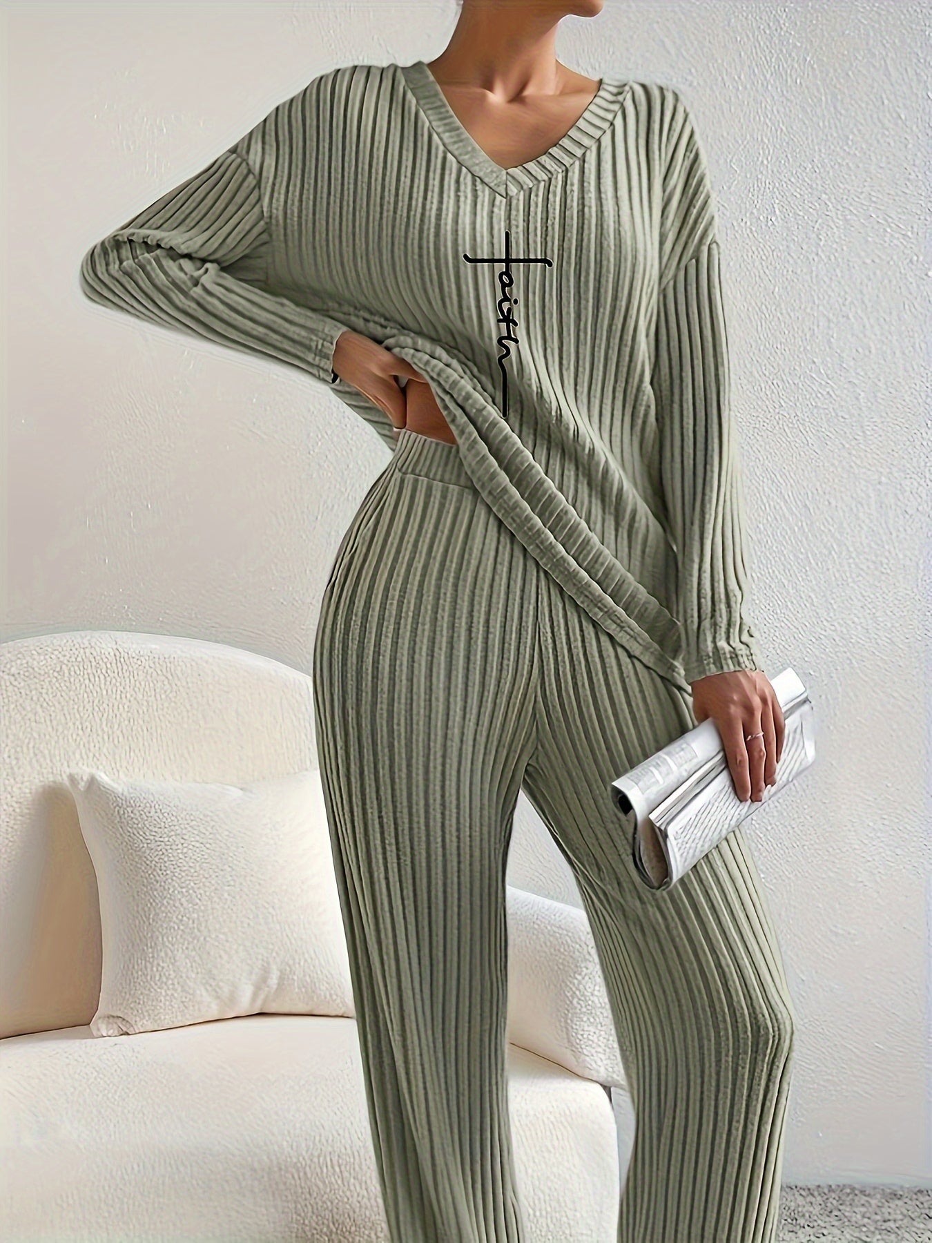 Stilvolles V-Ausschnitt-Geripptes Oberteil Mit "Faith"-Print Und Hosen-Set Für Damen | Ideal für Outdoor-Aktivitäten