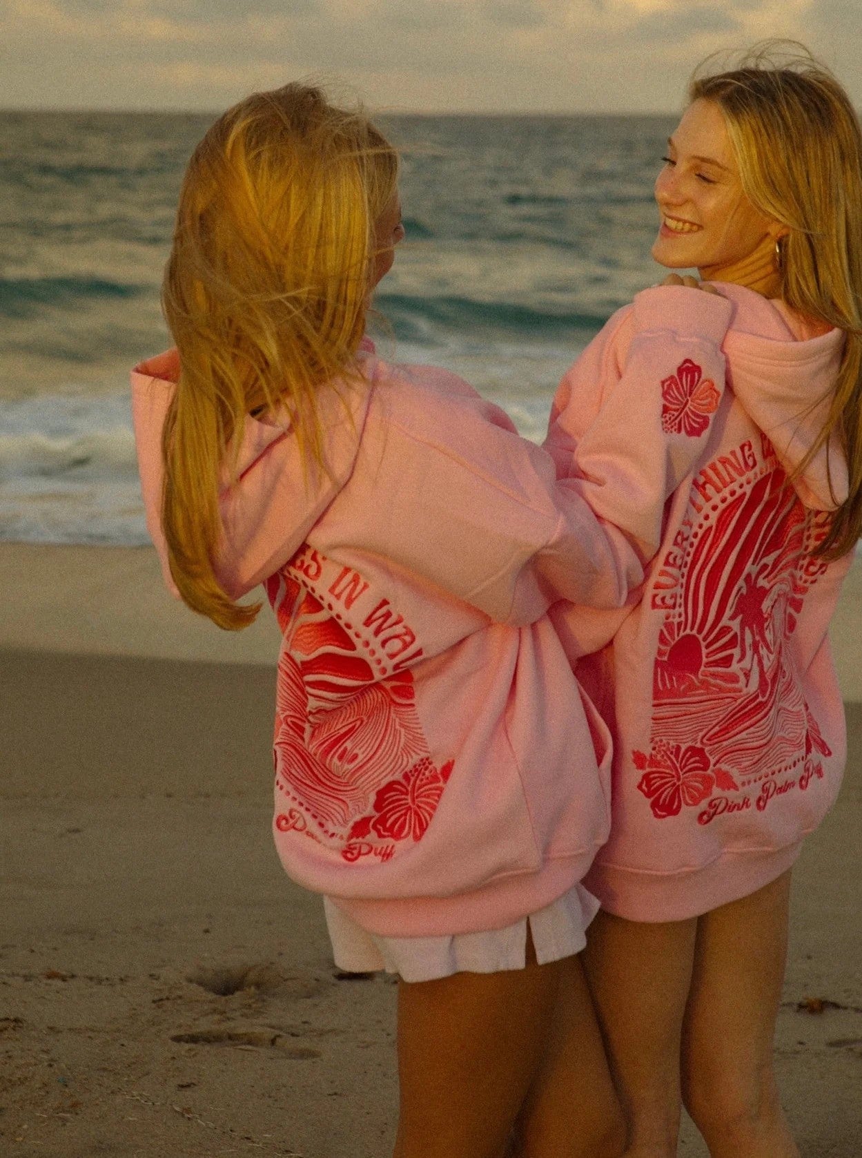 Damen Hoodie mit Strandmotiv – Bequemer Kapuzenpullover in Rosa oder Blau mit Sonnenuntergangs-Print
