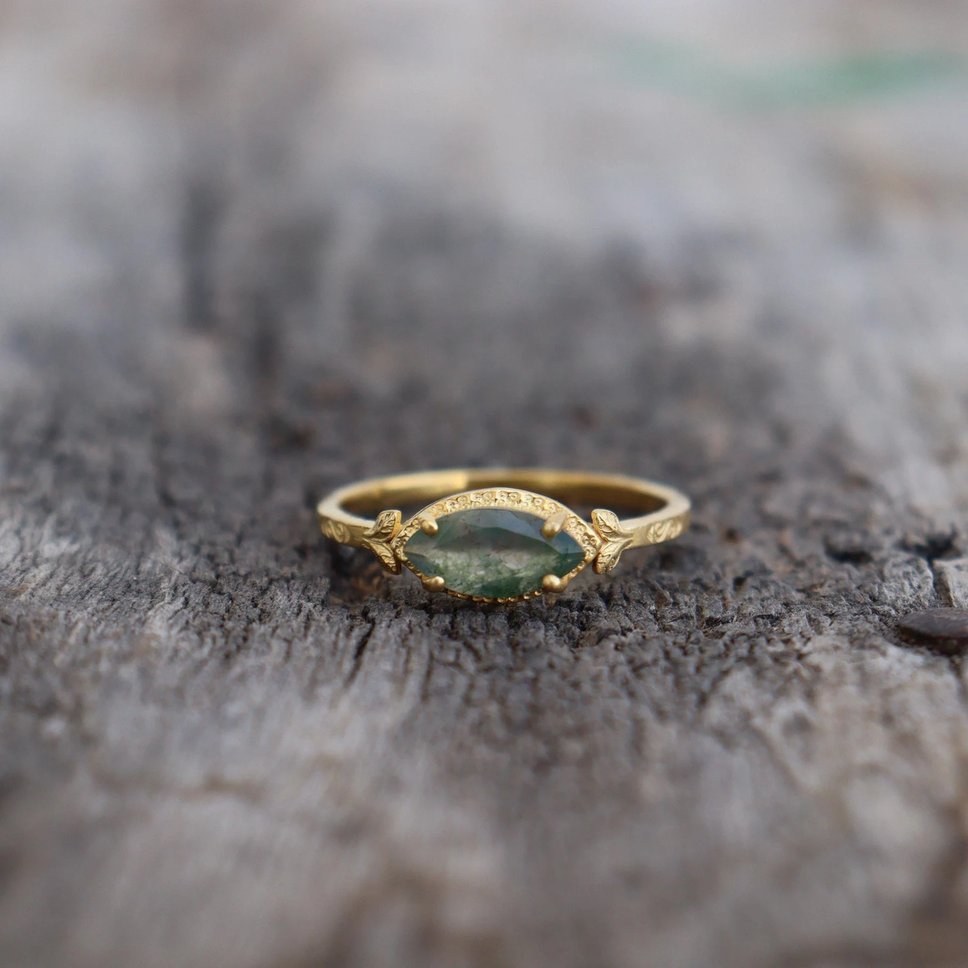 Goldener grüner Ring im Vintage-Stil