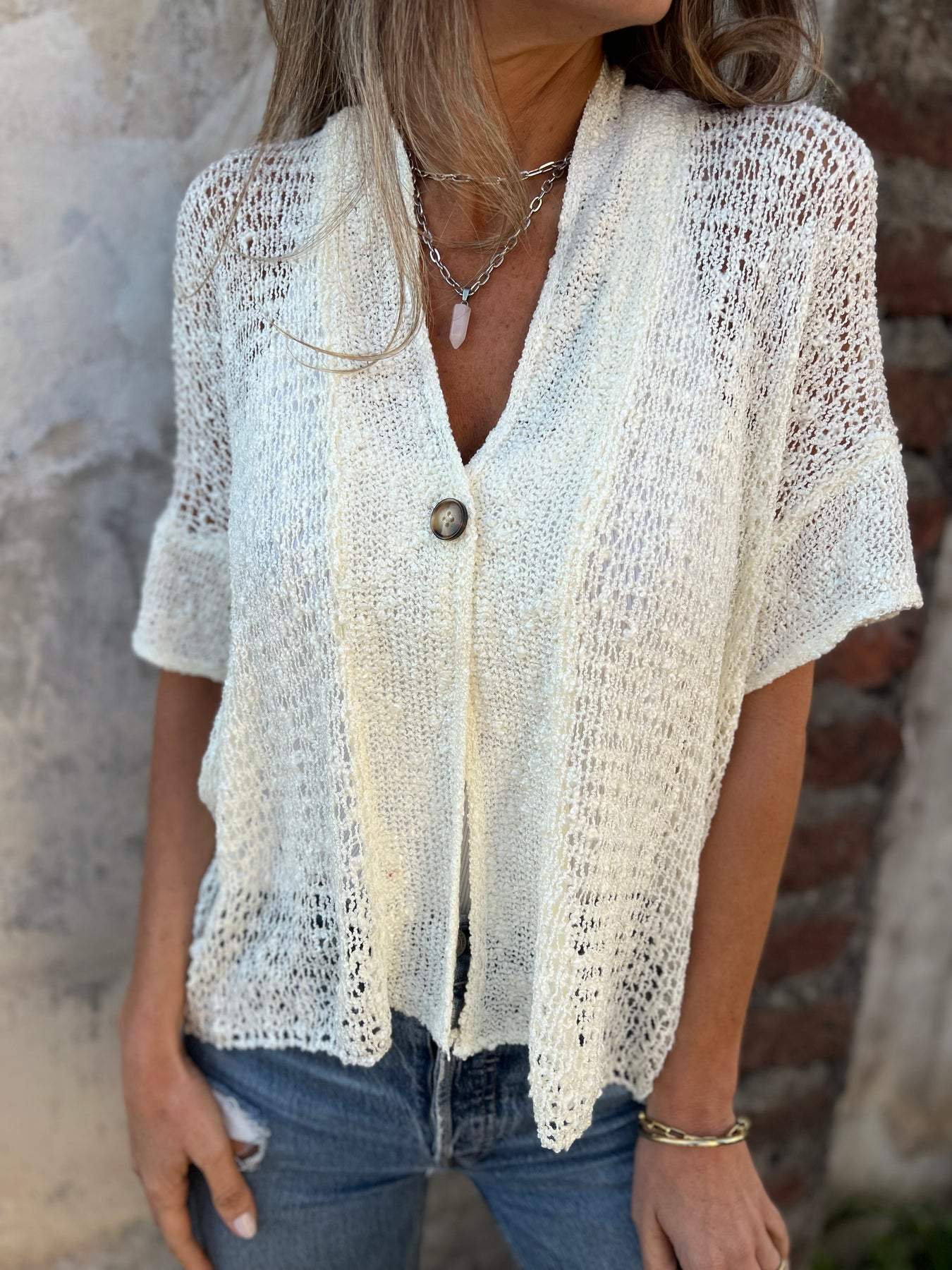Strickbluse mit Knopfdetail | Luftiges Maschenbild | Halbarm-Design