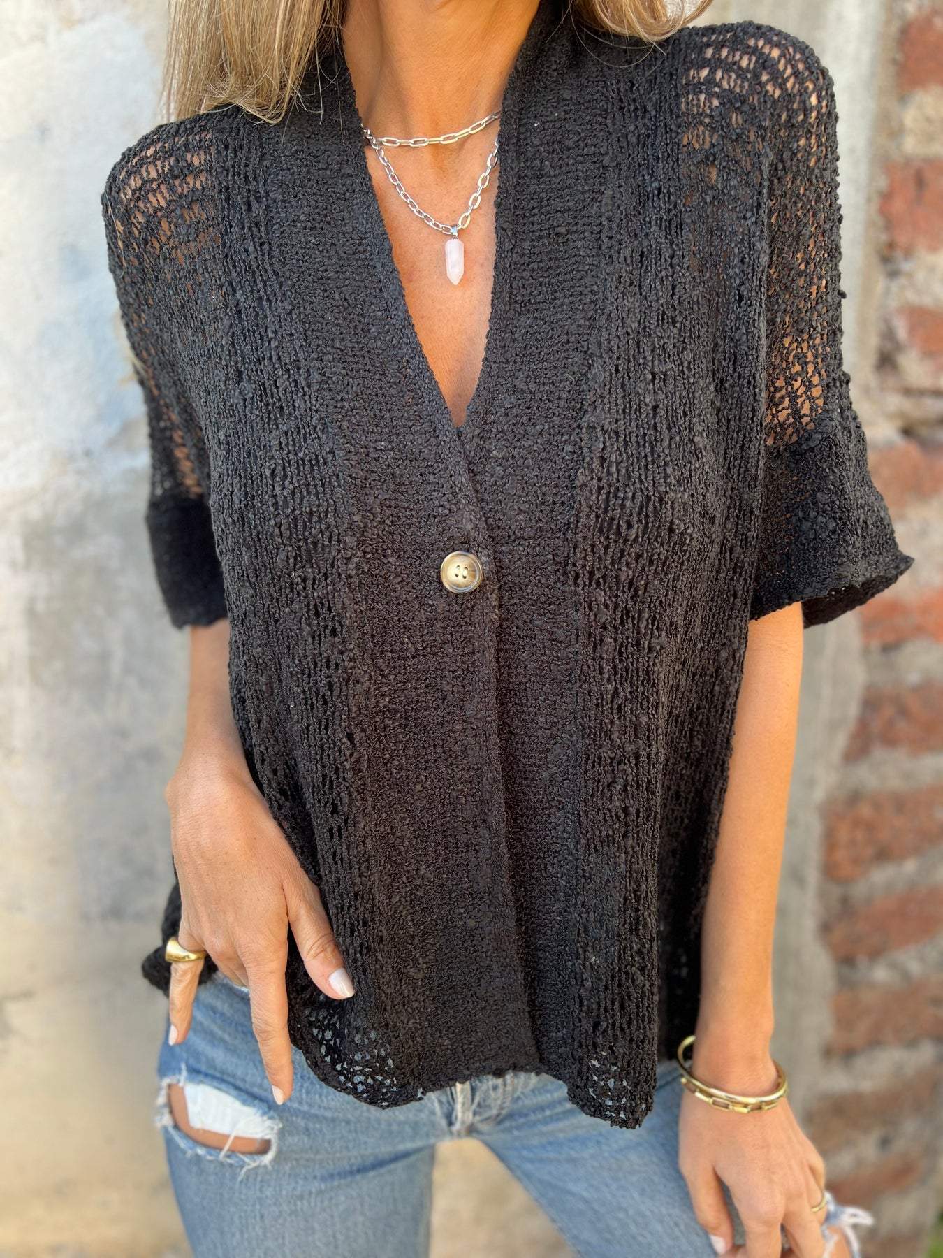 Strickbluse mit Knopfdetail | Luftiges Maschenbild | Halbarm-Design