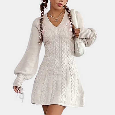 Damen Strickkleid mit Zopfmuster | V-Ausschnitt & Verspielte Ärmel