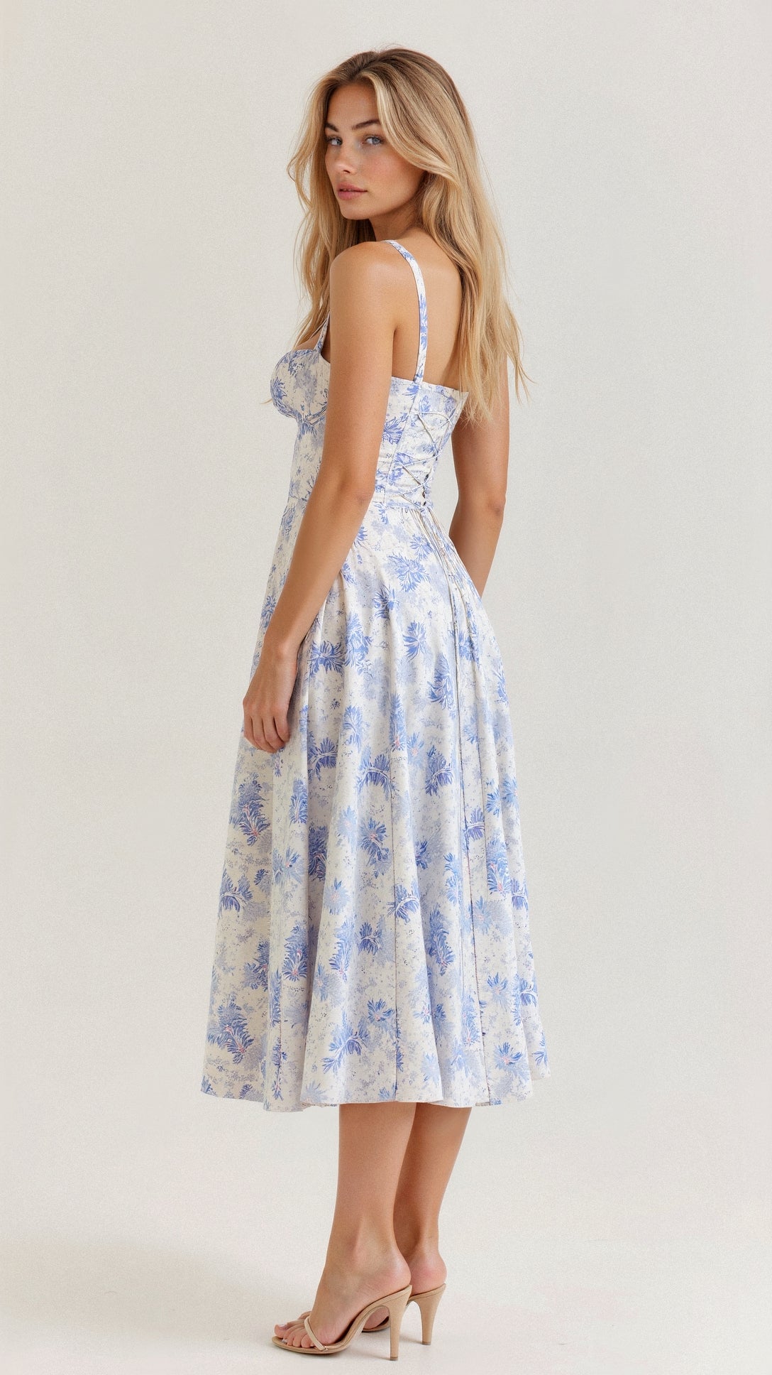 Tailliertes Bustierkleid | Schlitz-Detail | Feminine Silhouette